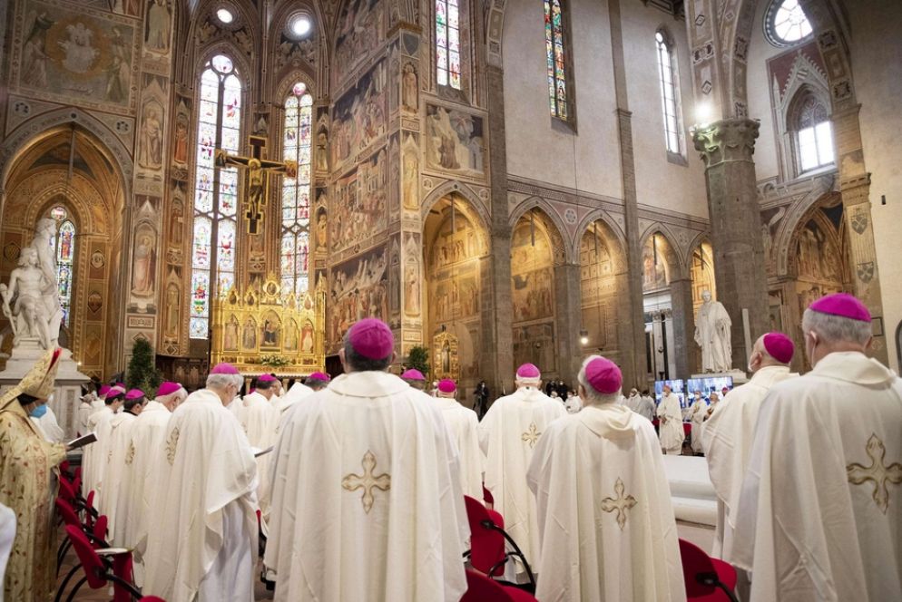 La Messa nella Basilica di Santa Croce a Firenze a conclusione dell'incontro di vescovi e sindaci del Mediterraneo per la pace - Ansa