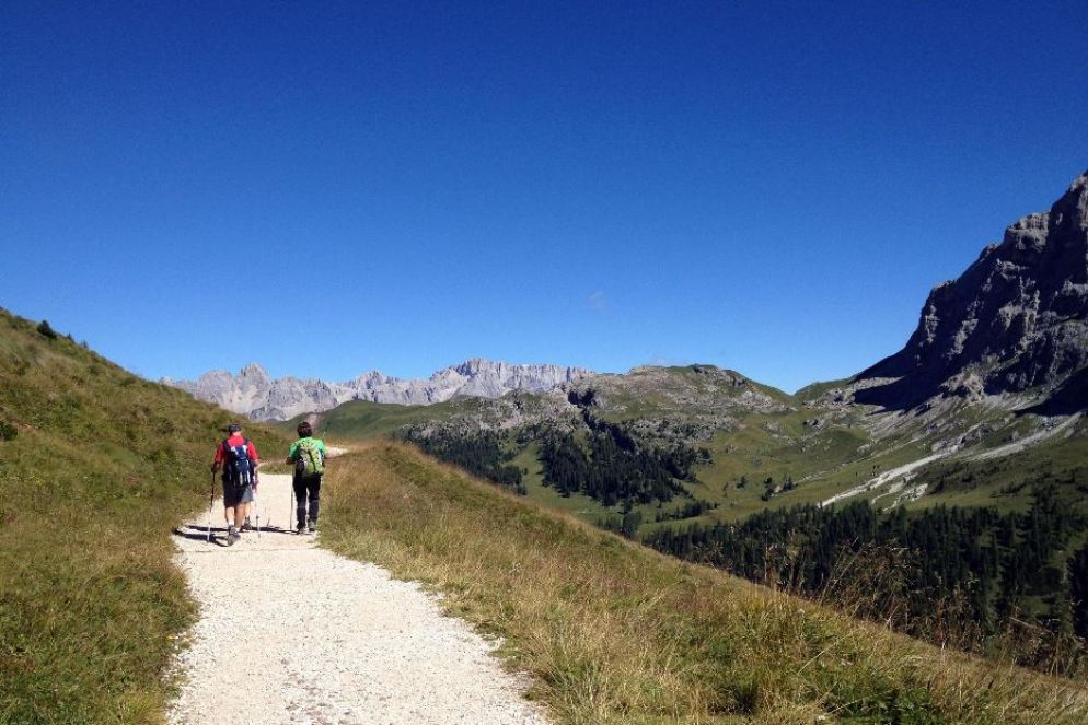 In cammino sui sentieri della Marmolada, in Trentino - Ansa