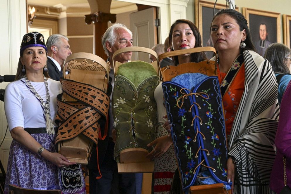 Alcune indigene mostrano le culle tipiche del loro popolo. Tanti bambini furono strappati alle loro famiglie - Reuters