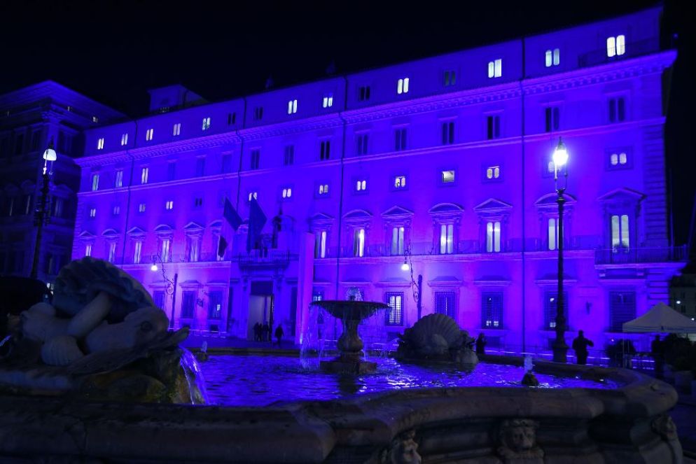 Palazzo Chigi illuminato di blu nella giornata per ricordare le vittime civili delle guerre che insanguinano il mondo - Ansa