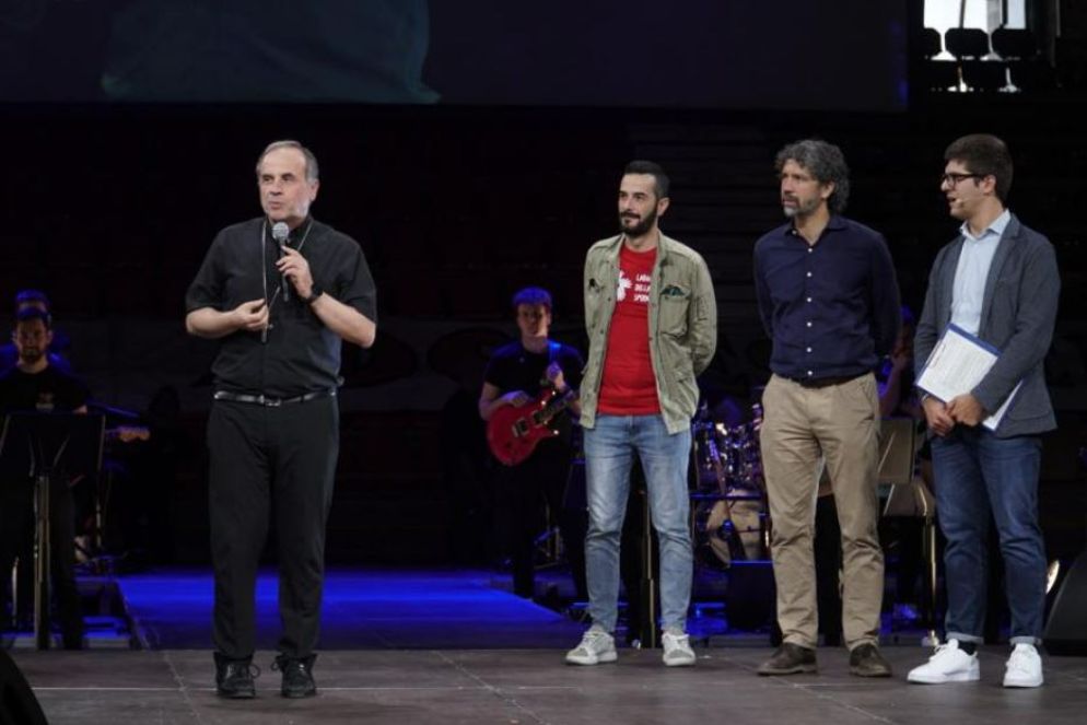Il vescovo Pompili (con il microfono) con alcuni protagonisti dell'incontro tra cui il sindaco Tommasi - Dalla diocesi di Verona
