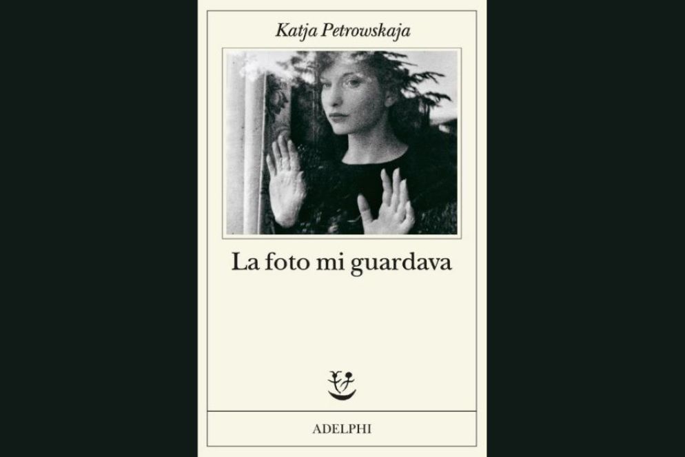 Il libro di Katja Petrowskaja, "La foto mi guardava", Adelphi - In copertina un fotogramma tratto dal documentario "In the Mirror of Maya Deren" (Navigator Film)