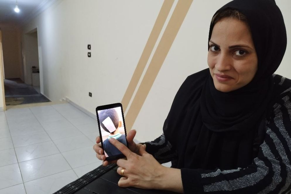 Bessan mostra l’immagine di suo figlio Nassim ferito nella Striscia ed evacuato in Egitto - Francesca Ghirardelli