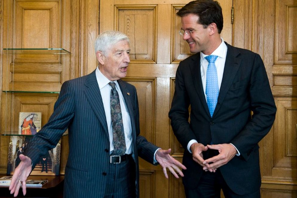 Dries van Agt (a sinistra) nel 2011 con l'allora premier olandese Mark Rutte - Di De minister-president - Heden en verleden in het Torentje, CC BY 2.0, https://commons.wikimedia.org/w/index.php?curid=15129194