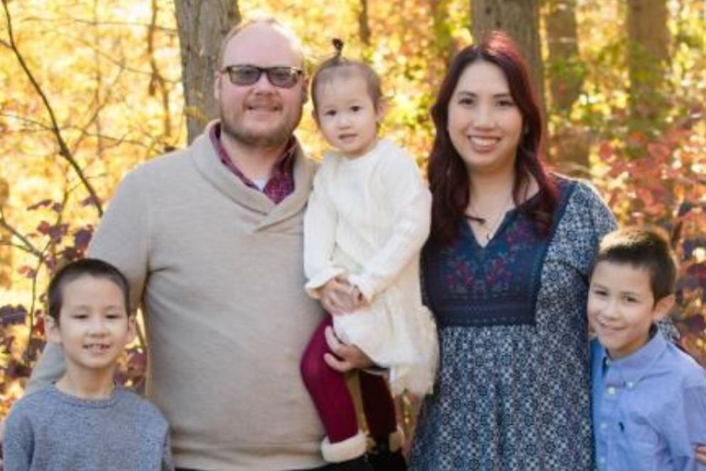 Il teologo Joshua Brown con la sua famiglia - -