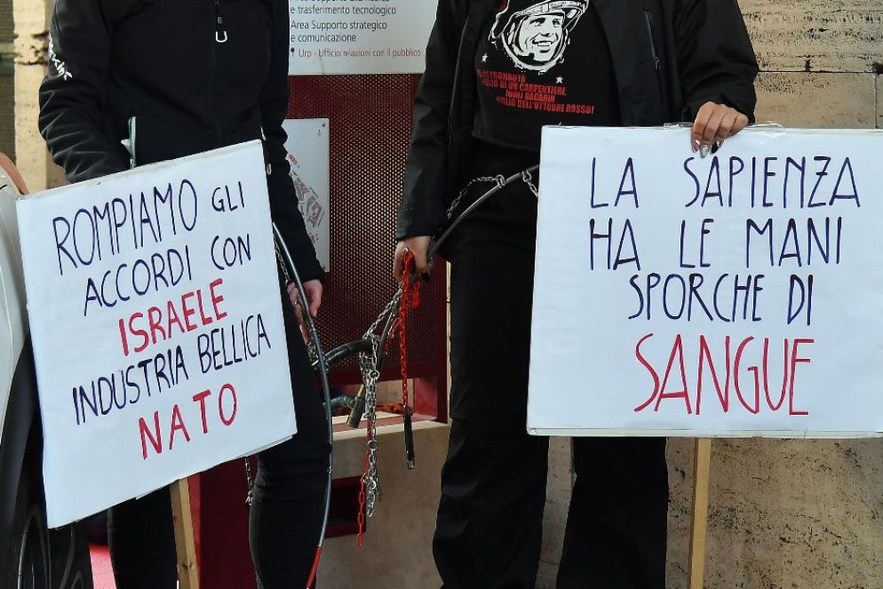Due studentesse si sono incatenate per protesta davanti al rettorato - Ansa