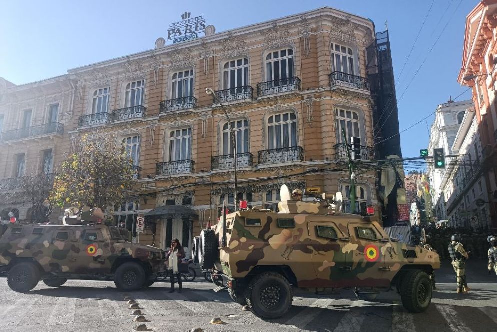 I blindati di fronte al palazzo del governo a La Paz - ANSA