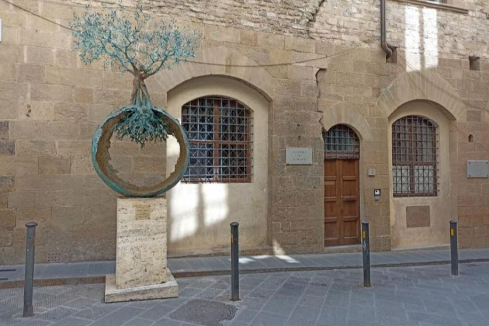 L’albero della pace, scultura in bronzo posta di fronte all’Accademia dei Georgofili - .
