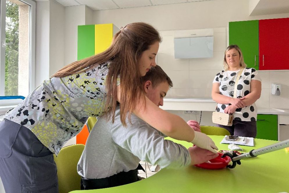 Una seduta nel centro di riabilitazione fisica e psicologica a Leopoli per i ragazzi travolti dalla guerra - Gambassi