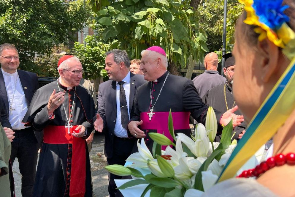 Il cardinale Parolin accolto davanti alla Cattedrale latina di Odessa con il vescovo Stanislav Szyrokoradiuk, il nunzio apostolico Visvaldas Kulbokas e l'ambasciatore ucraino presso la Santa Sede Andrii Yurash - Gambassi