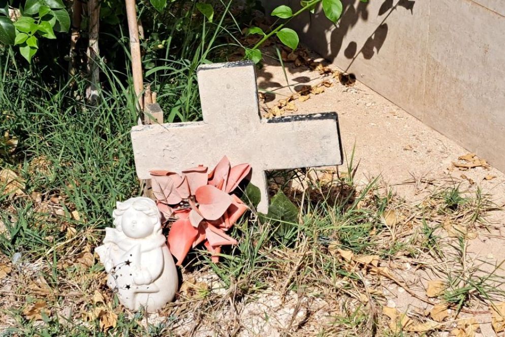 Una delle tombedon nel cimitaro dei migranti - dondonsar