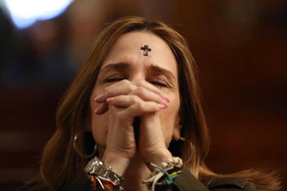 L'imposizione delle ceneri all'inizio della Quaresima - Ansa