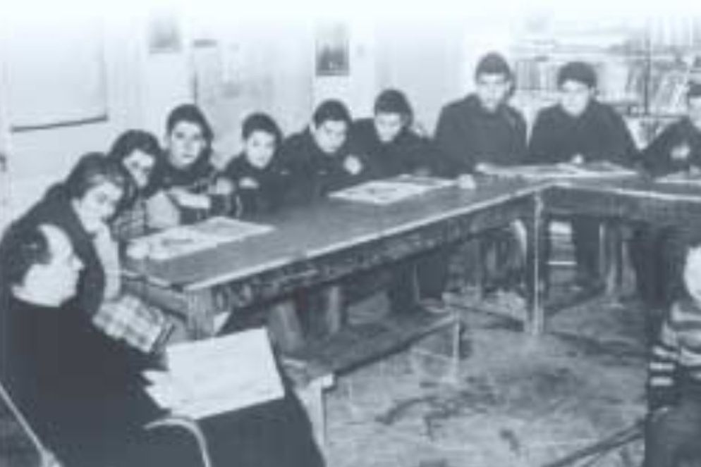 Don Lorenzo Milani (primo da sinistra) con Adele Corradi al suo fianco - ,