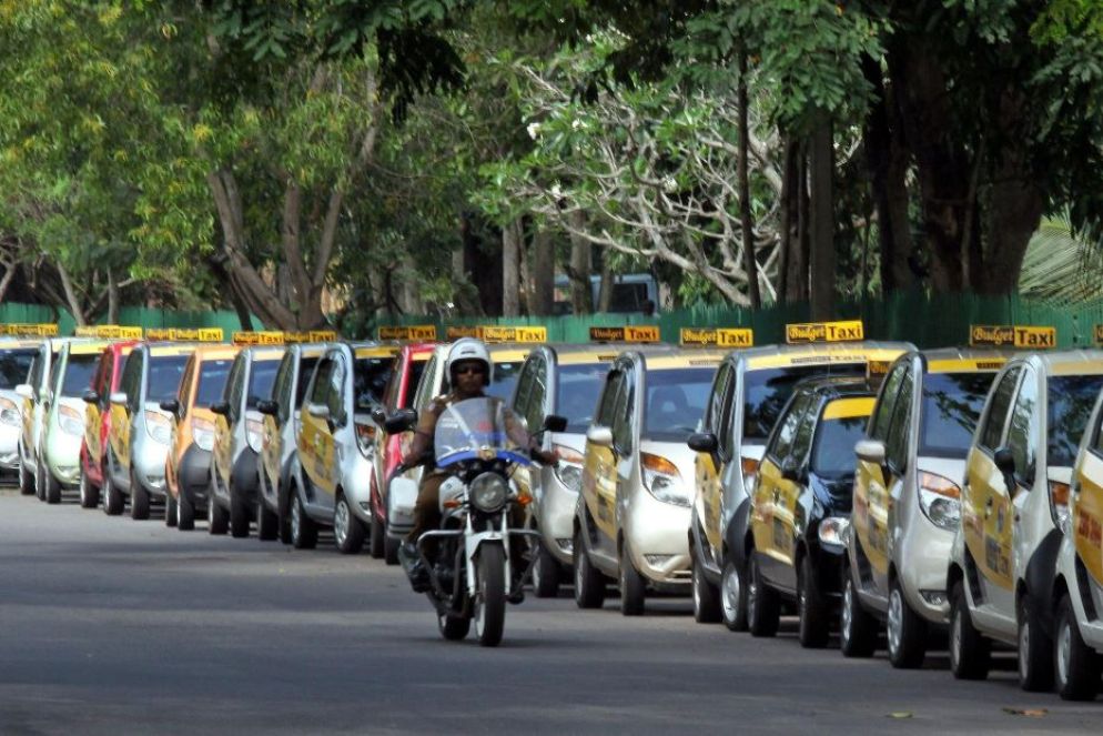 Una fila di taxi a Colombo - ANSA