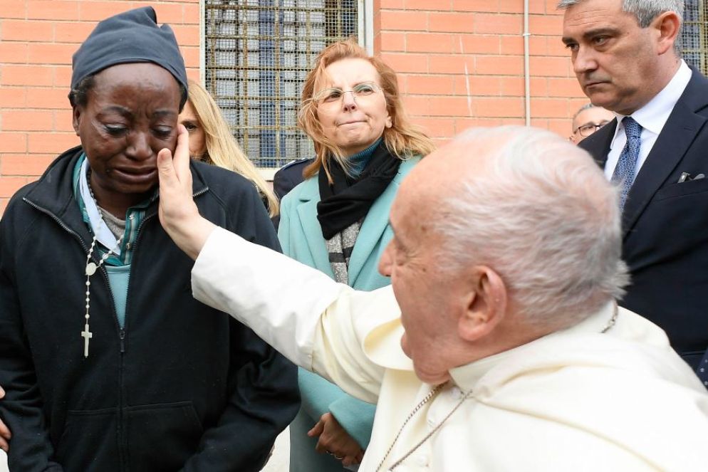 Un momento dell'incontro del Papa con le detenute a Rebibbia - Vatican Media/Ansa