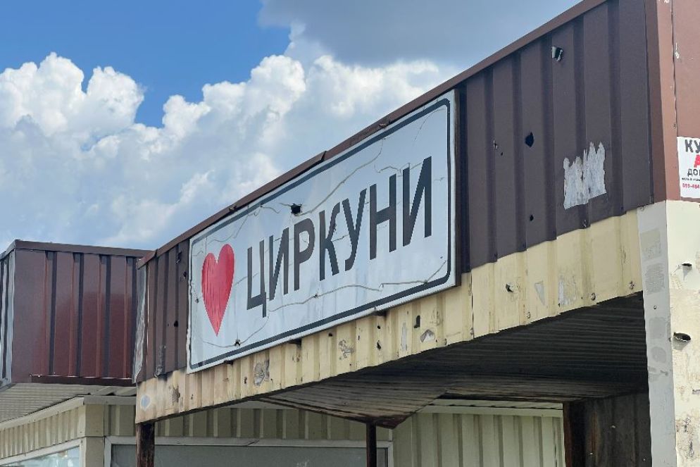 I segni degli attacchi russi nell'abitato di Tsyrkuny lungo il fronte intorno alla città di Kharkiv nell'Ucraina orientale - Gambassi