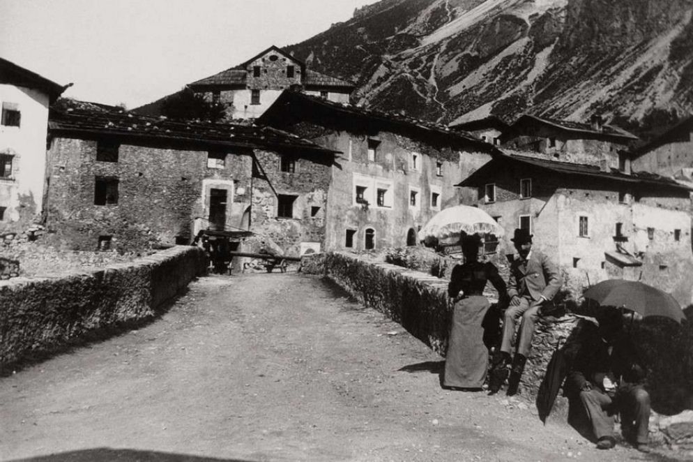 Verga fece anche fotogragfie alle terre della Sicilia e ai suoi abitanti, come questa esposta nell'ottobre scorso a Modena - .