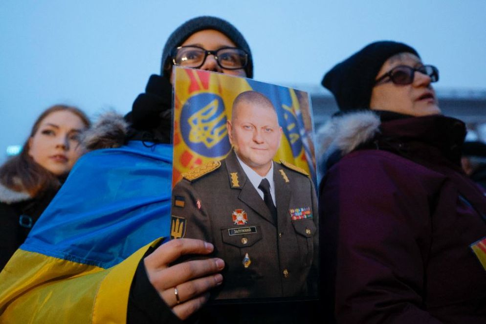 Una donna ucraina con la foto dell'ex generale Valerii Zaluzhnyi - Ansa