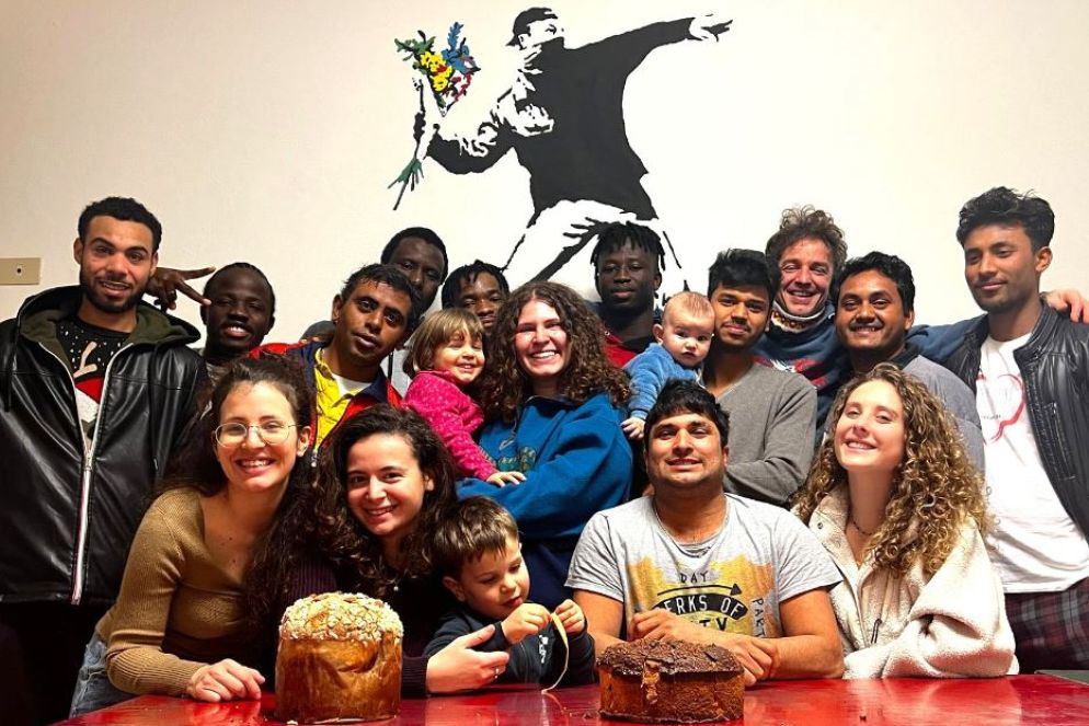 Chris, Anna, i tre bimbi, tra i ragazzi di CasaMondo e alcuni volontari - Papa Giovanni XXIII