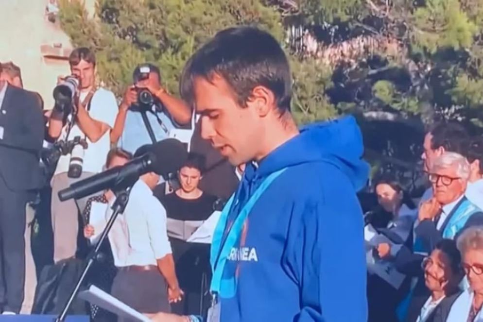 Don Mattia Ferrari, cappellano di Mediterranea Saving Humans, legge una preghiera davanti al Papa a Marsiglia - Twitter-Don Mattia Ferrari