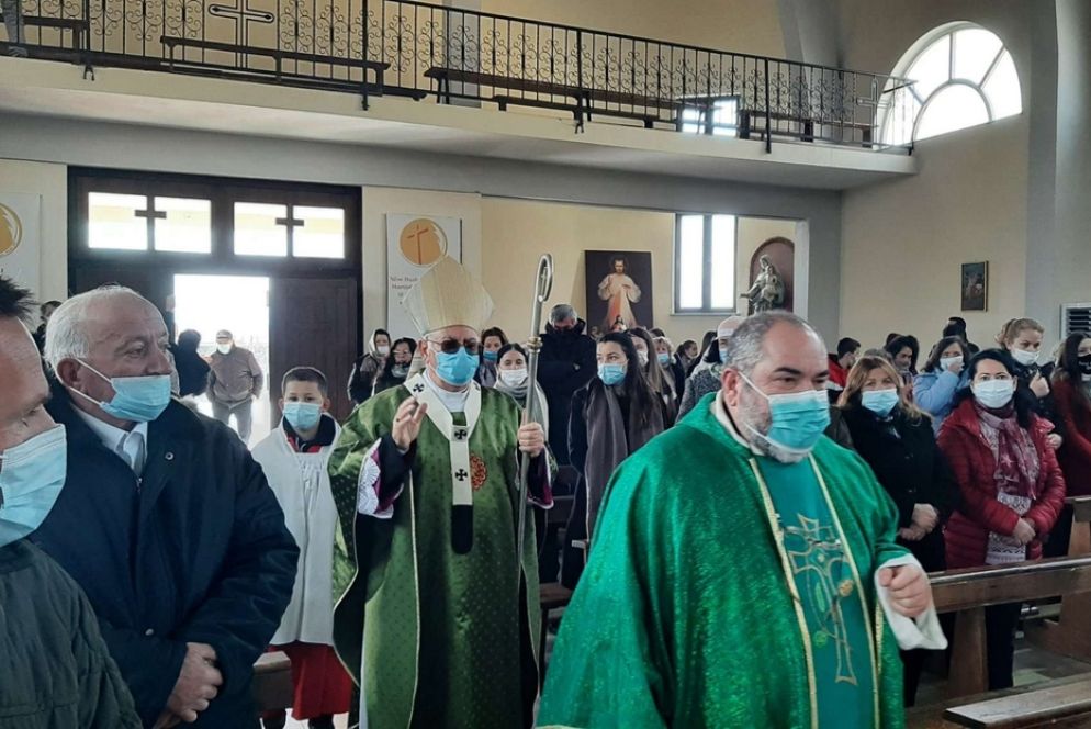 L’arcivescovo di Scutari-Pult, Angelo Massafra, in una parrocchia della sua diocesi - @ArqipeshkviaShkoder