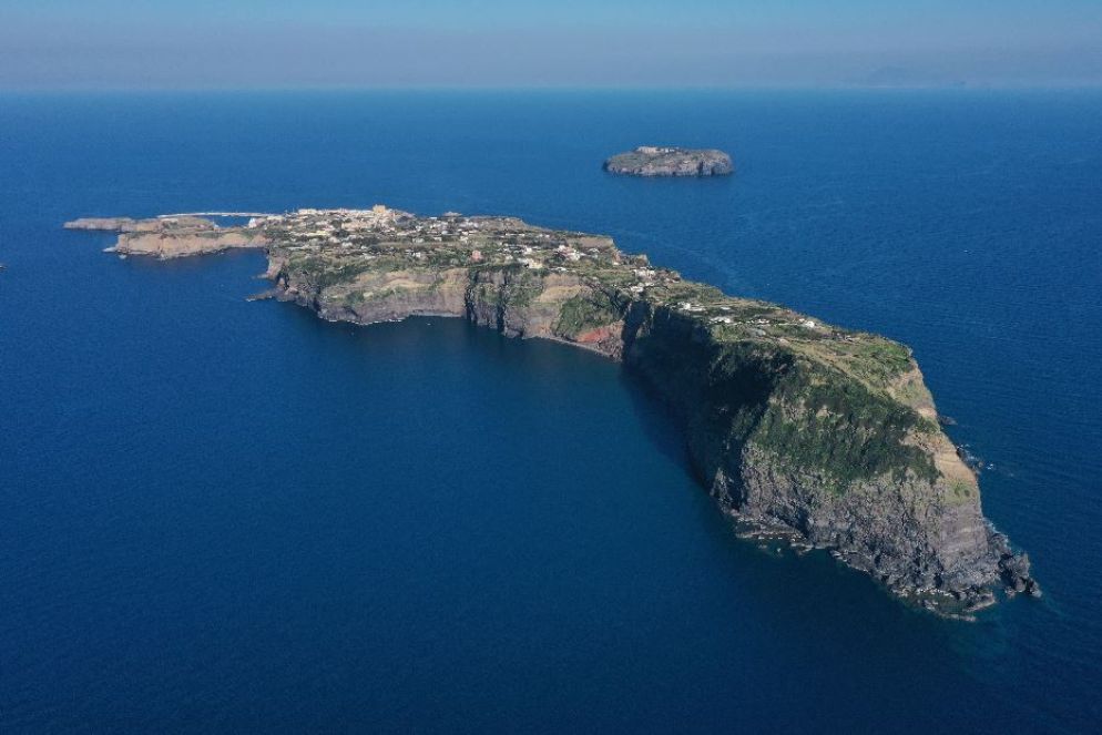 L'isola di Ventotene e dietro l'isolotto di Santo Stefano dove sorge il carcere "panoptico" - -