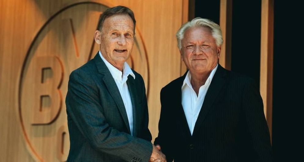 Joachim Watzke del Borussia e Armin Papperger di Rheinmetall alla firma dell'accordo - Borussia Dortmund