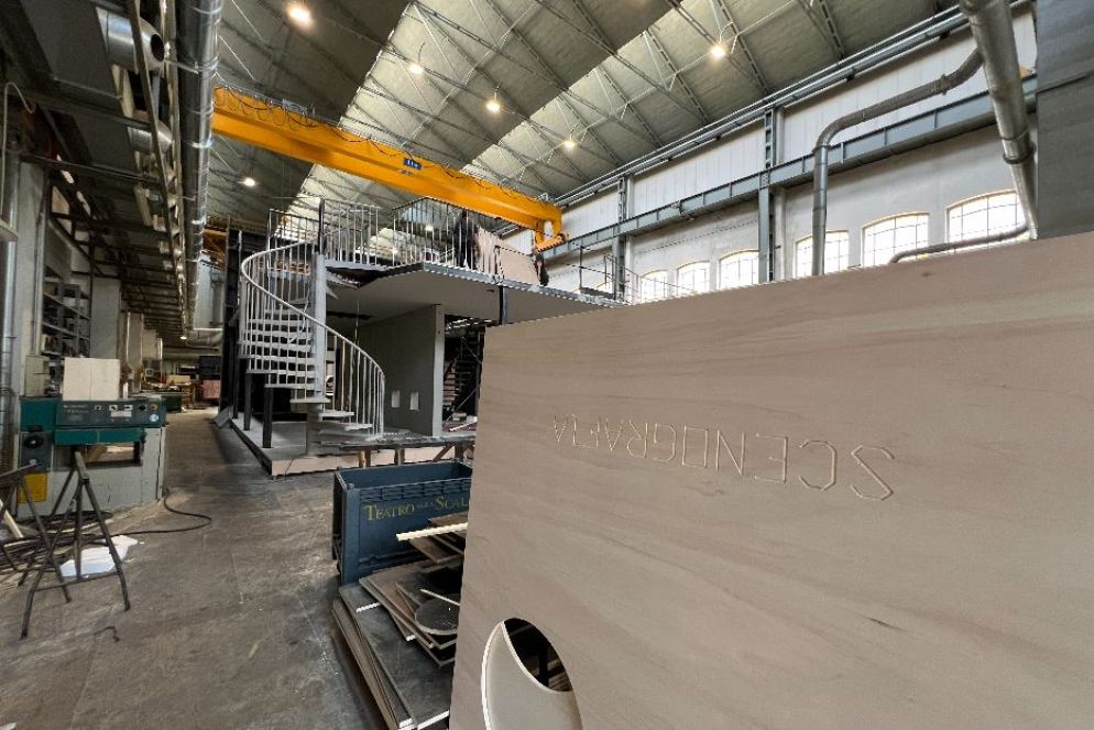 La scenografia rotante che si trasformerà in fabbrica di cappelli e poi nelle varie stanze del libretto del “Cappello di paglia” alla Scala - Gambassi