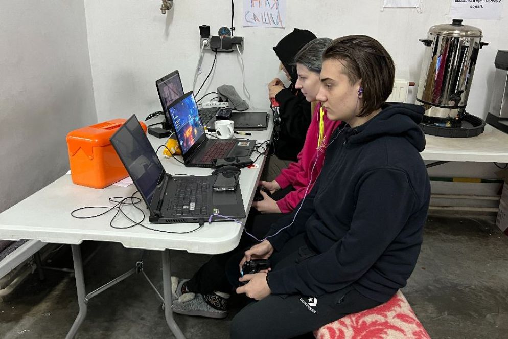 Le lezioni online dei ragazzi sfollati di guerra in un centro di accoglienza a Zaporizhzhia - Gambassi