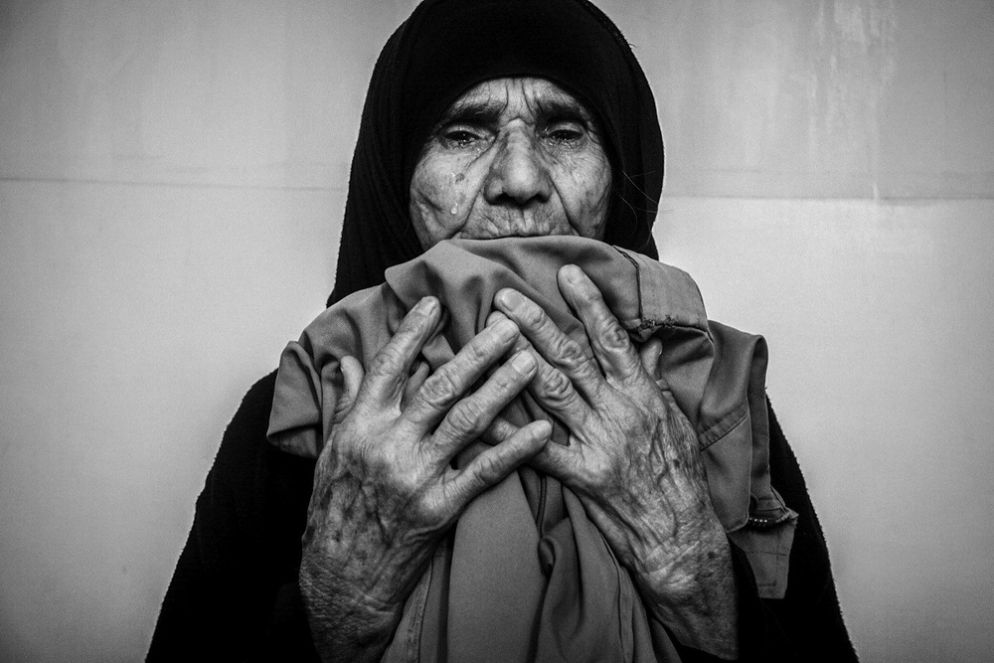 Il progetto "The War is Still Alive" racconta il dolore delle madri che da oltre tre decadi attendono il ritorno del feretro dei figli perduti nel conflitto tra Iran e Iraq) - Fatemeh Behboudi