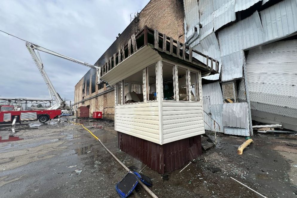 Il posto di guardia colpito da uno dei droni russi che hanno bombardato il centro logistico a Kiev - Gambassi