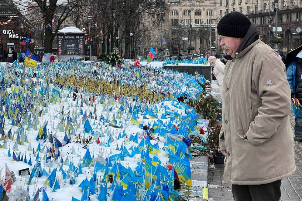 A Maidan, piazza principale di Kiev, le bandiere in memoria dei soldati caduti in battaglia - Gambassi