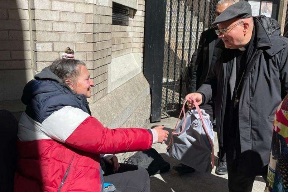Il vescovo Sorrentino con un povero in strada vicino alla chiesa di San Francesco d'Assisi a Manhattan - Diocesi di Assisi