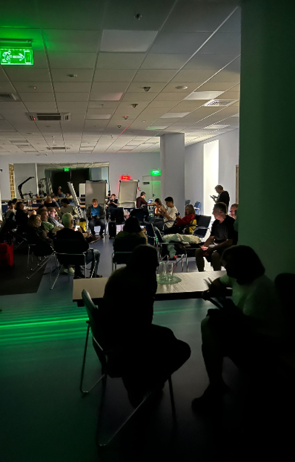 L’arrivo a Kiev, nella tarda serata di domenica, è segnato dal suono delle sirene anti-missile sulla capitale. E una parte della notte viene trascorsa nel bunker sotto l’albergo che li ospita fino almeno all’1.30 quando l’allarme cessa - Giacomo Gambassi