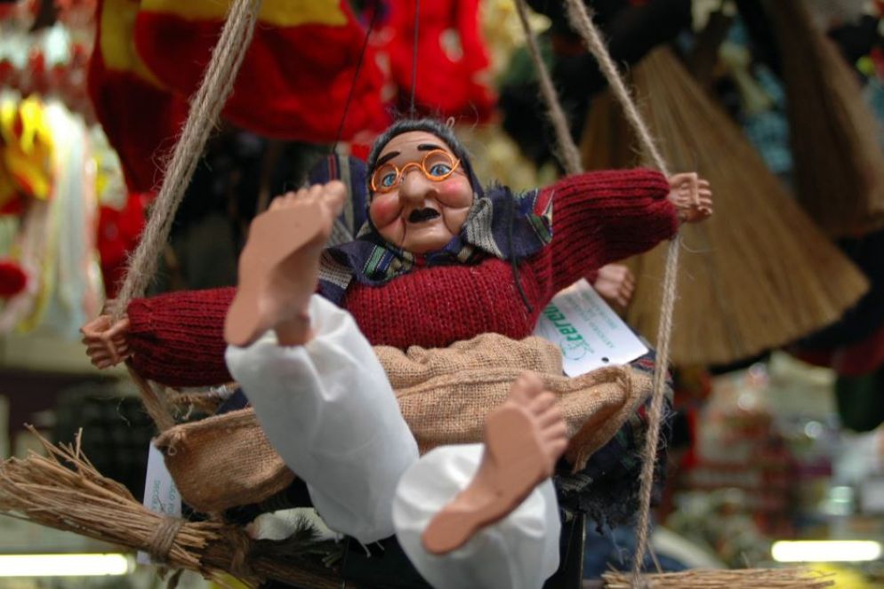 Una curiosa immagine raffigurante la Befana - Foto di archivio