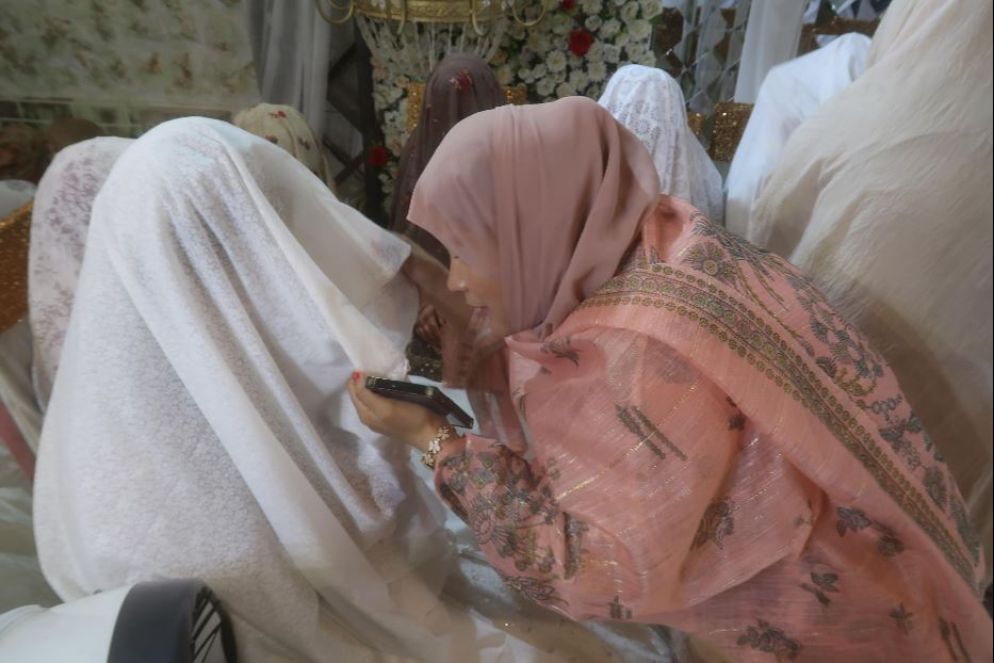 Chiacchiere tra i veli - ANSA