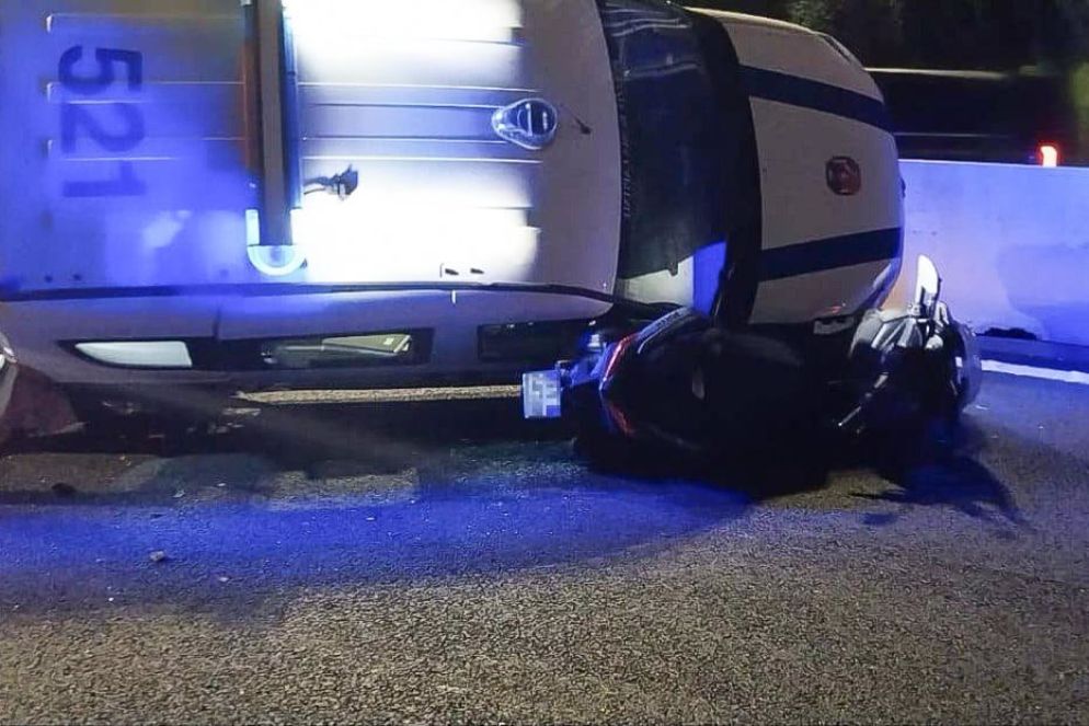 L'auto della Polizia Municipale sullo scooter che i vigili stavano rilevando - ANSA