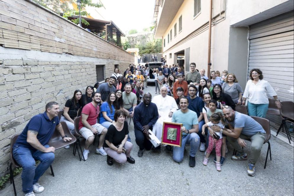 Il Papa parla alle famiglie del condomino nel quartiere romano di Palmarola - Vatican media
