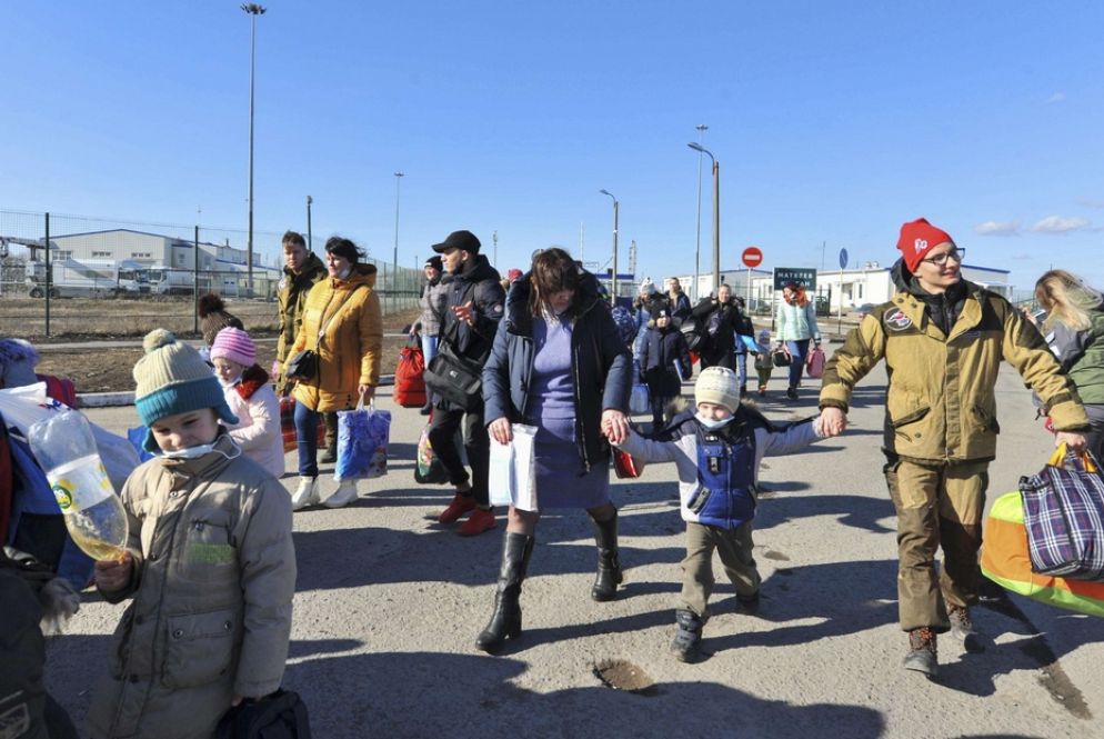 Sfollati dal Donbass all'arrivo nella regione di Rostov in Russia - Ansa