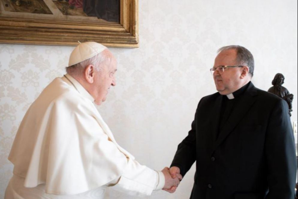 Da sinistra papa Francesco con il presidente del Pontifcio Comitato di Scienze Storiche Marek Inglot - Vatican Media