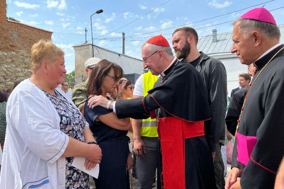 Il cardinale Parolin a Berdychiv con una mamma ucraina che ha perso il figlio in guerra - Gambassi