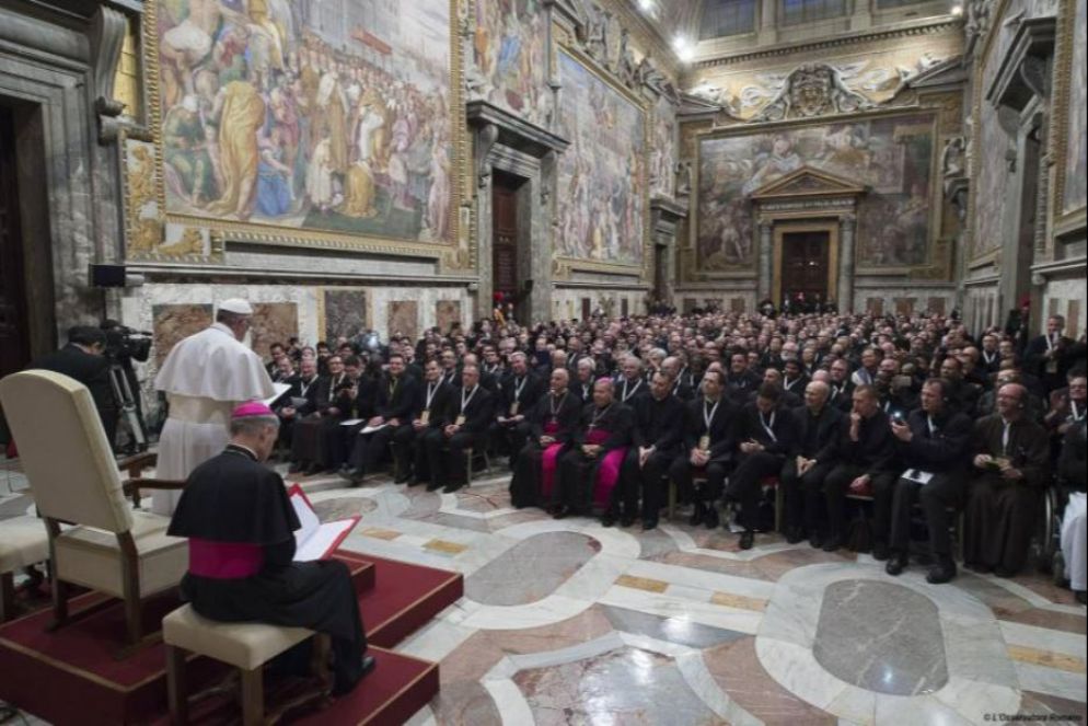 Il Papa con i missionari della Misericordia - ANSA/OSSERVATORE ROMANO