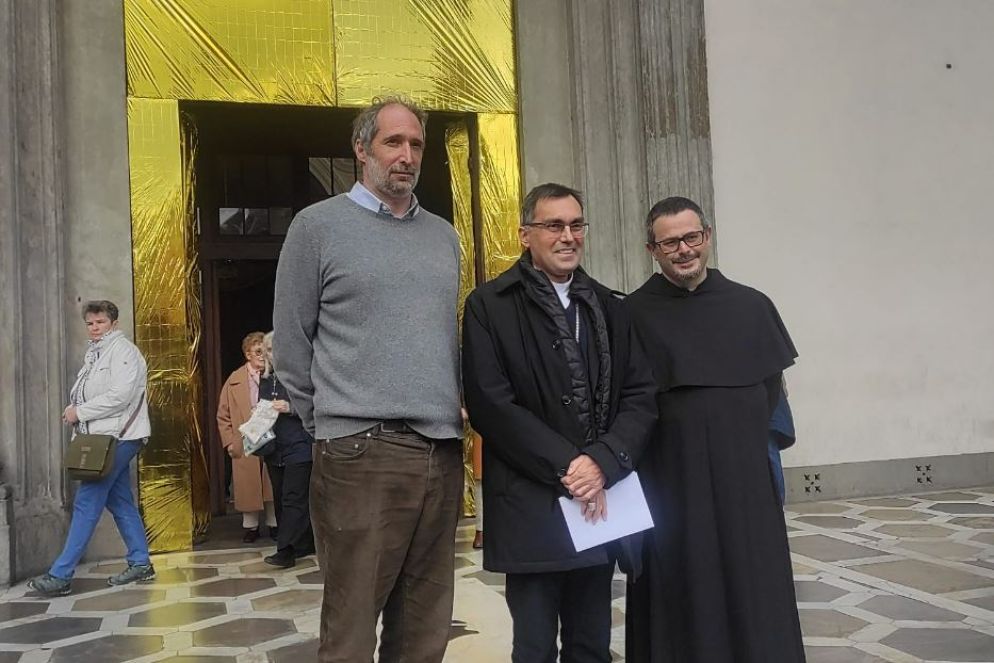 L'artista Giovanni De Gara, l'Arcivescovo e padre Alessandro Greco priore della Santissima Annunziata - .