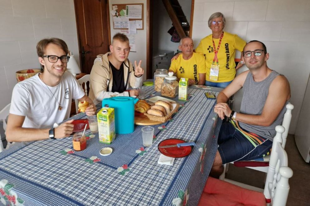 Da destra Joao Zeferino, Iena e Lionel a colaziona con i pellegrini italiani