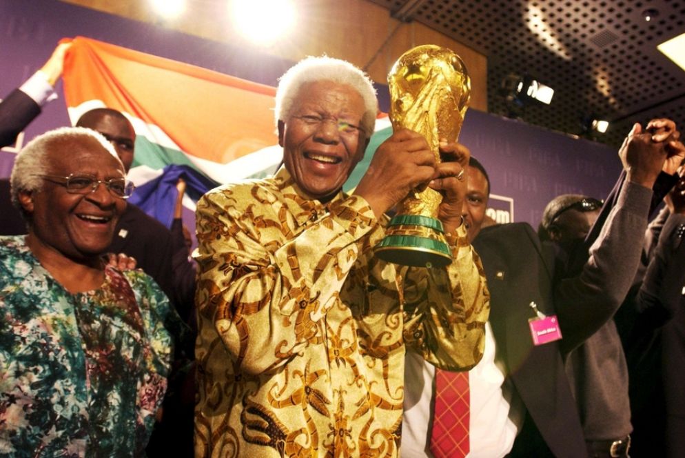 Tutu con Mandela e la Coppa del Mondo di calcio nel 2004 - Ansa