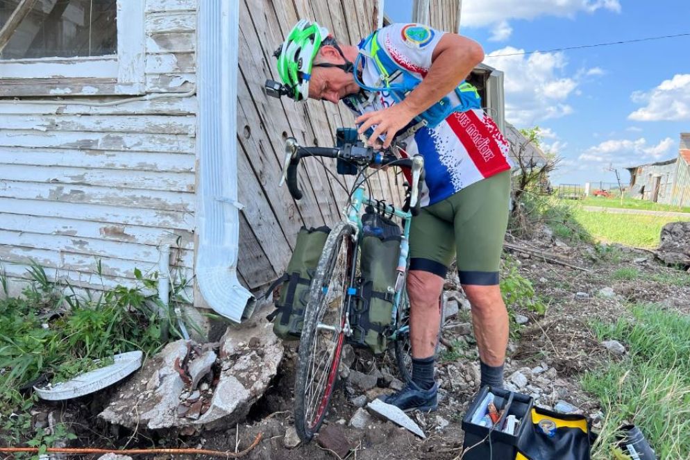 Manutenzione alla Bianchi del 2000 - ©Flint Zeigler