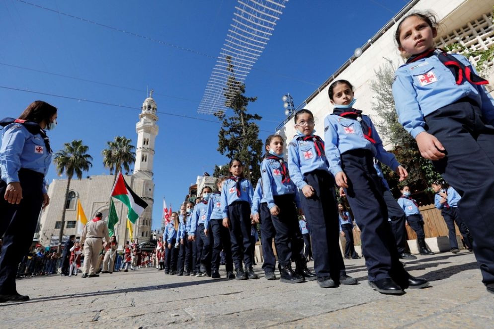 Il corteo degli Scout nella Piazza della Mangiatoia di Betlemme - Reuters