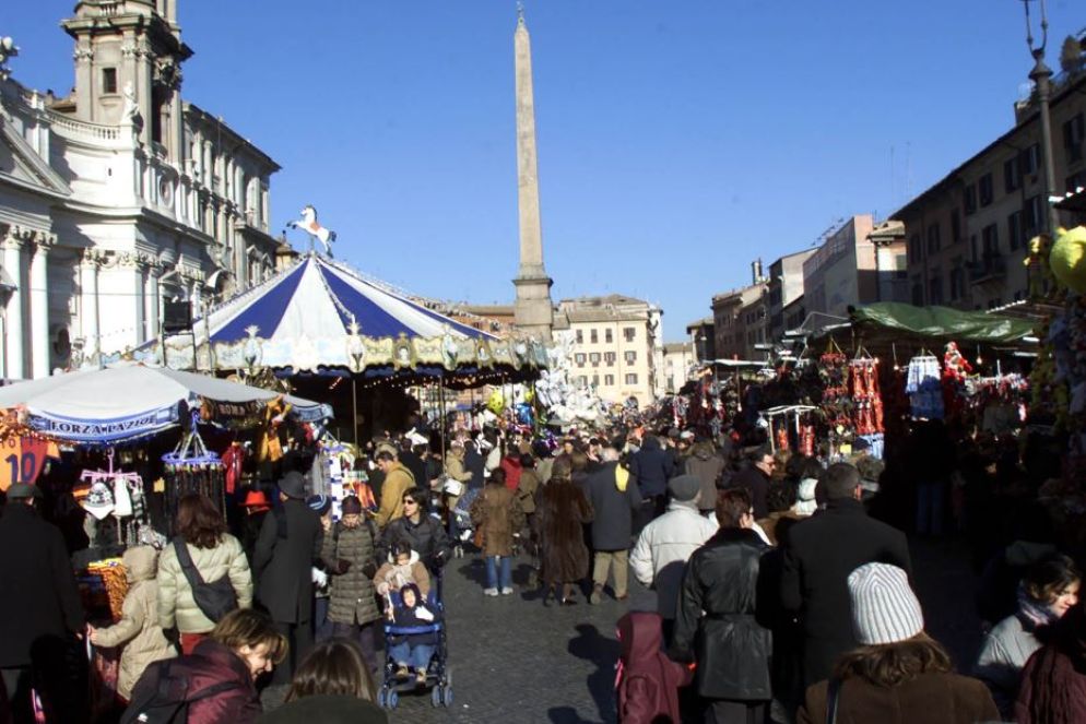 In questi giorni a Roma le bancarelle di piazza Navona si riempiono di befane - Foto di archivio