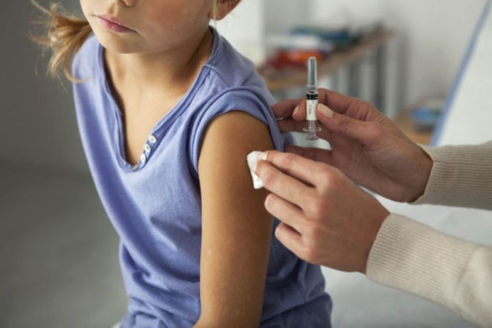 Una bimba viene vaccinata contro il morbillo - .