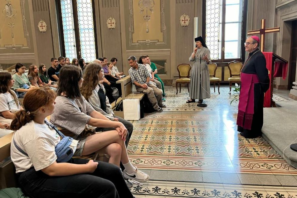 L'arcivescovo di Milano, Mario Delpini, con i ragazzi ucraini di Kharkiv accolti nell'arcivescovado di Milano - Gambassi